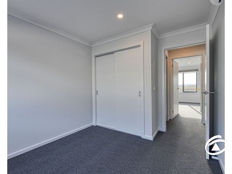 16 Borthwick Parade, Clyde North VIC 3978