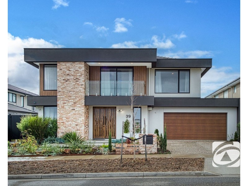 39 Stonefox Circuit, Clyde North VIC 3978