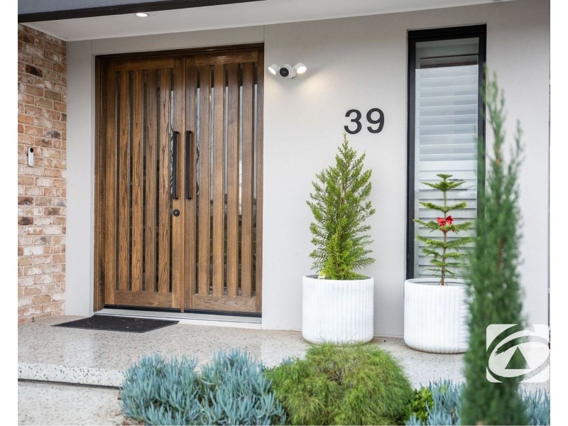 39 Stonefox Circuit, Clyde North VIC 3978