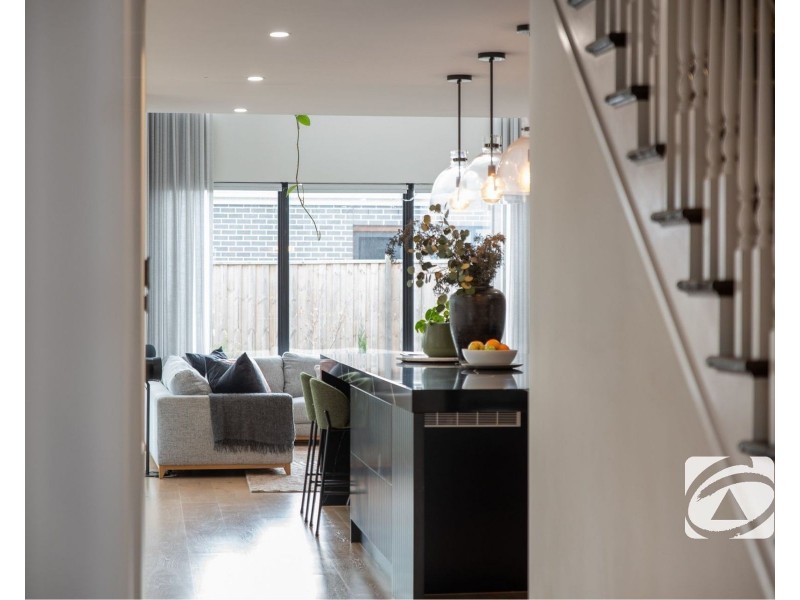 39 Stonefox Circuit, Clyde North VIC 3978