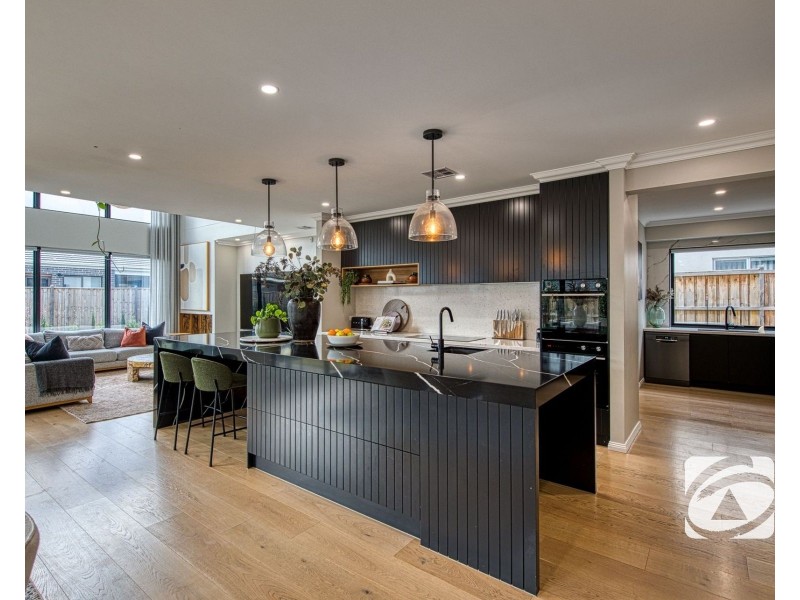 39 Stonefox Circuit, Clyde North VIC 3978
