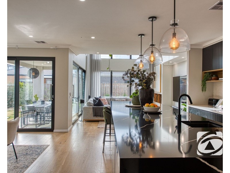 39 Stonefox Circuit, Clyde North VIC 3978