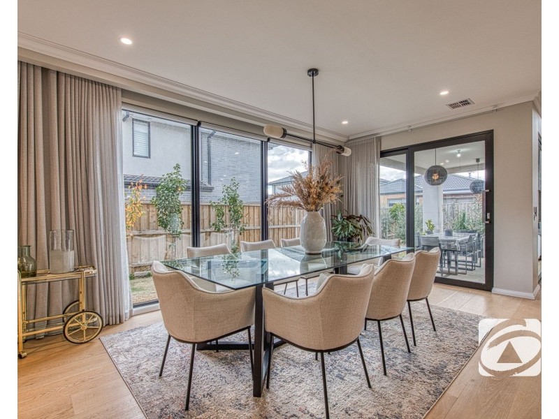 39 Stonefox Circuit, Clyde North VIC 3978