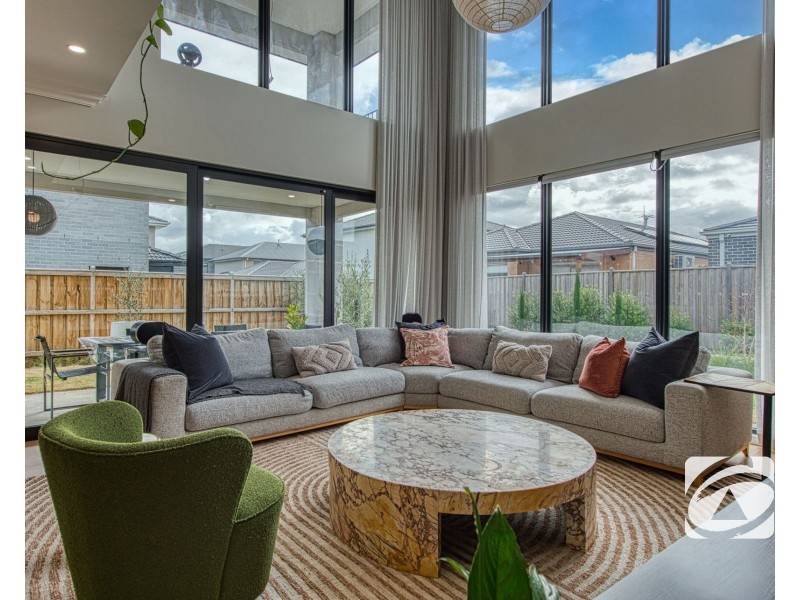 39 Stonefox Circuit, Clyde North VIC 3978