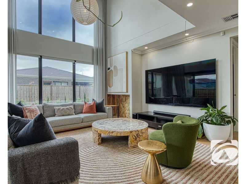 39 Stonefox Circuit, Clyde North VIC 3978