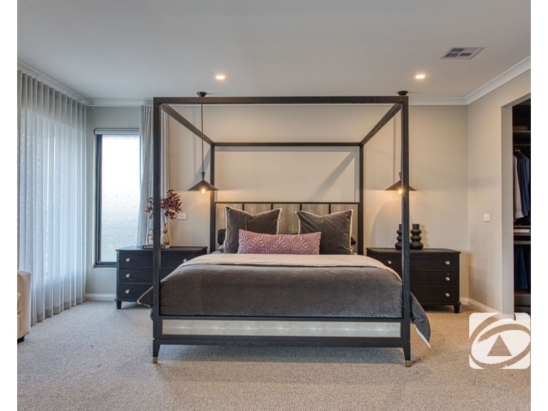 39 Stonefox Circuit, Clyde North VIC 3978