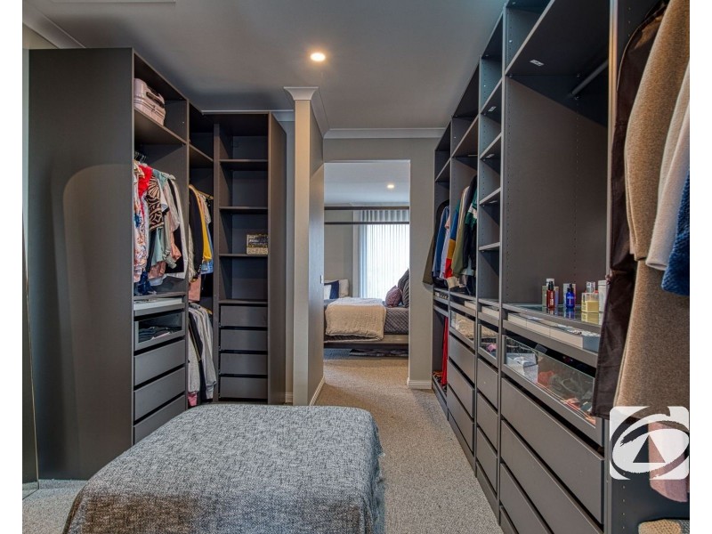 39 Stonefox Circuit, Clyde North VIC 3978