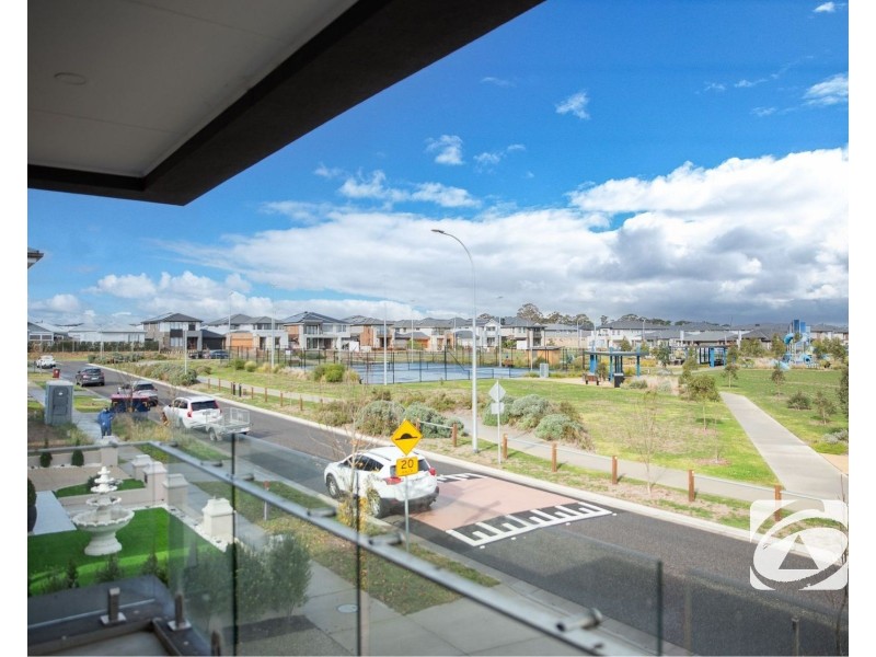 39 Stonefox Circuit, Clyde North VIC 3978