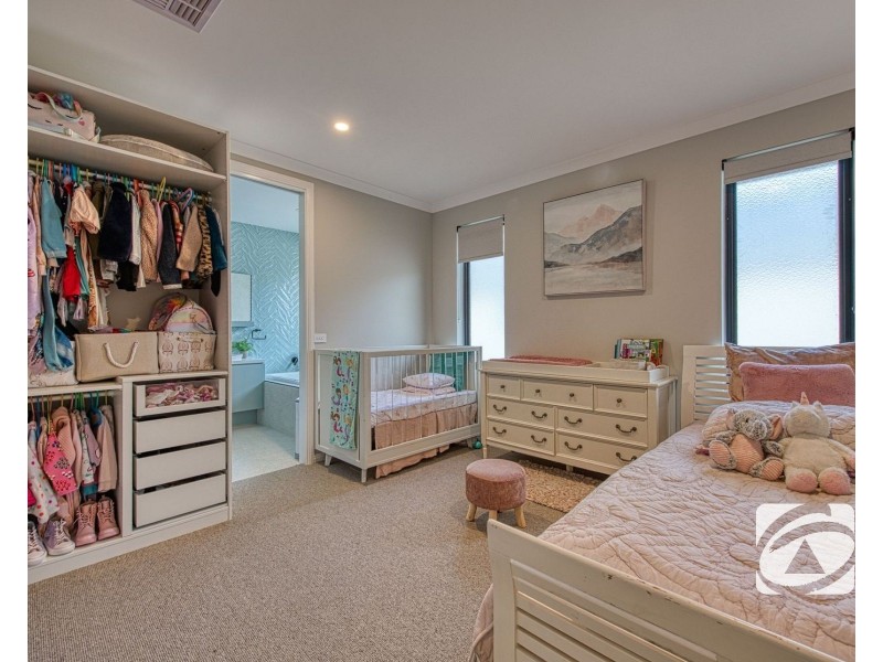 39 Stonefox Circuit, Clyde North VIC 3978