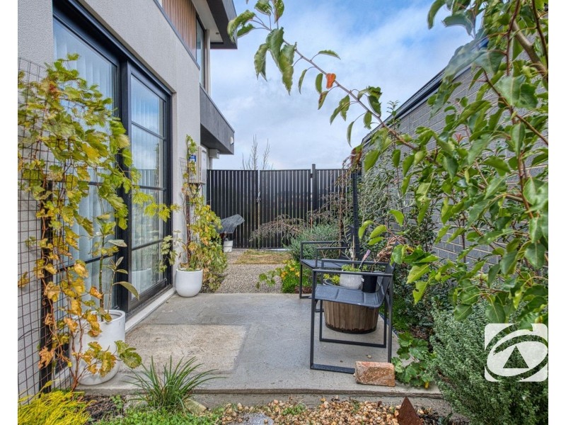 39 Stonefox Circuit, Clyde North VIC 3978