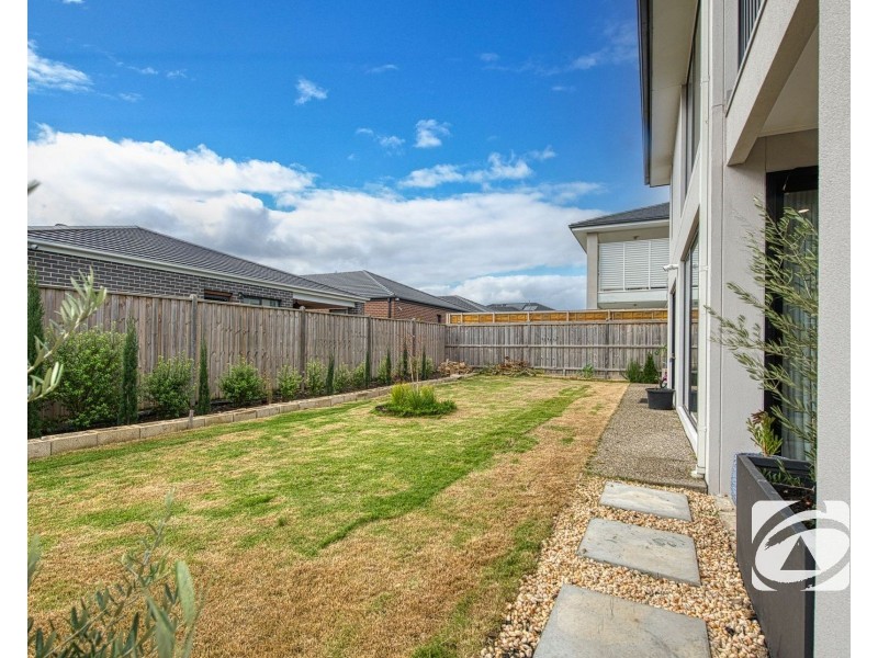 39 Stonefox Circuit, Clyde North VIC 3978