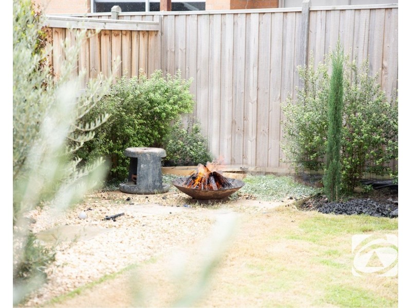 39 Stonefox Circuit, Clyde North VIC 3978