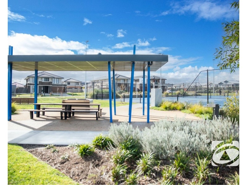 39 Stonefox Circuit, Clyde North VIC 3978