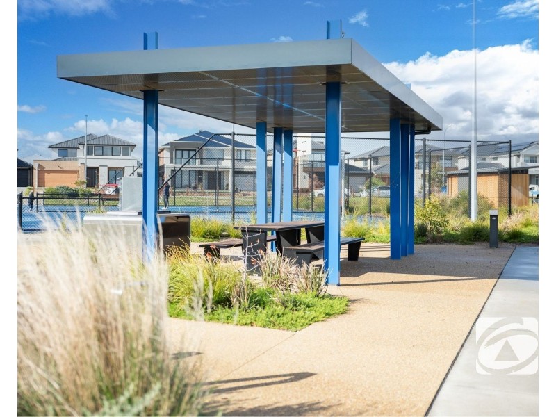 39 Stonefox Circuit, Clyde North VIC 3978