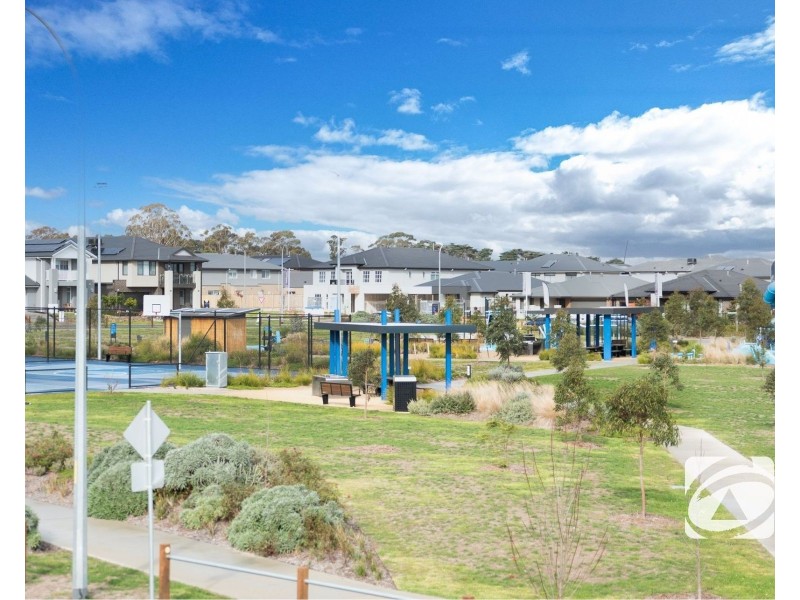 39 Stonefox Circuit, Clyde North VIC 3978