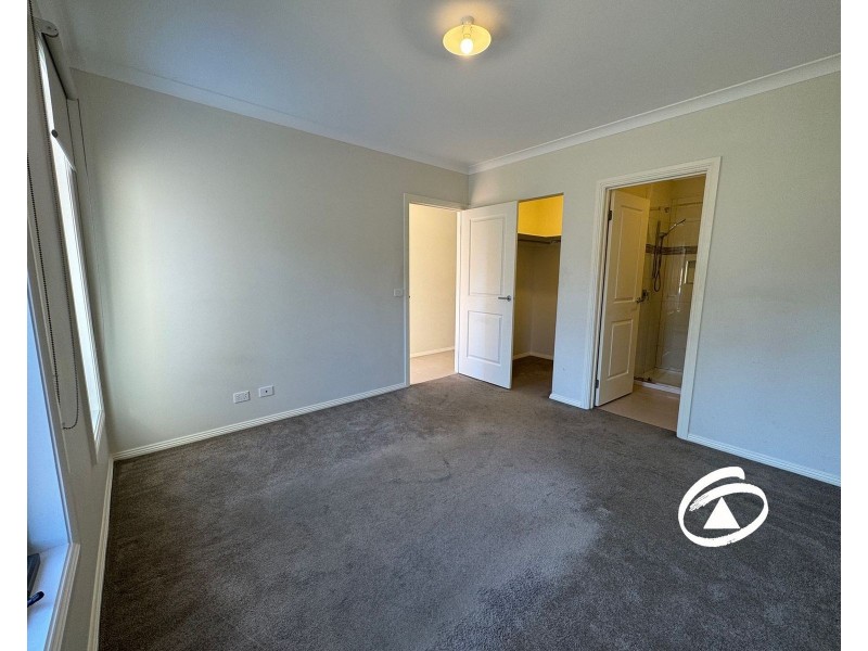 16 Godfrey Avenue, Cranbourne East VIC 3977