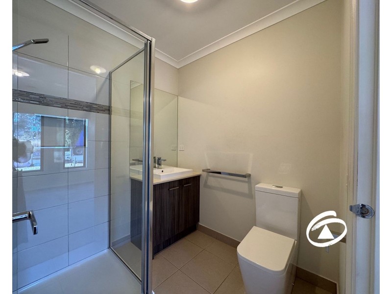 16 Godfrey Avenue, Cranbourne East VIC 3977