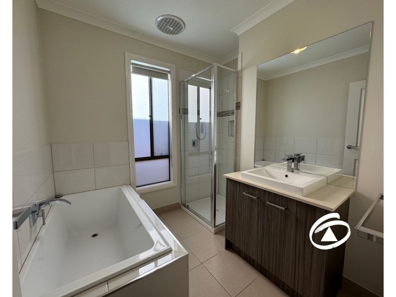 16 Godfrey Avenue, Cranbourne East VIC 3977