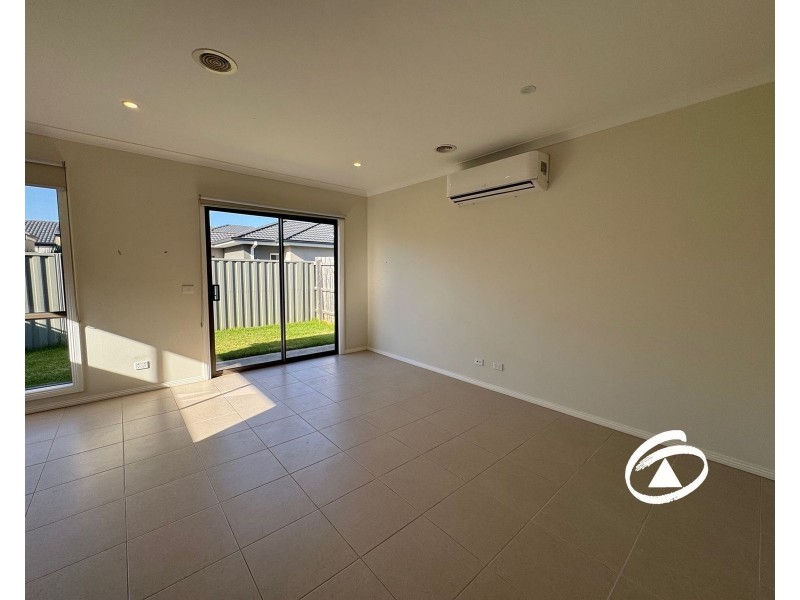 16 Godfrey Avenue, Cranbourne East VIC 3977