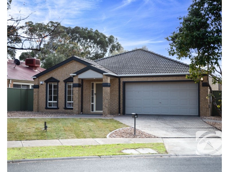 9 Waterside Drive, Cranbourne East VIC 3977