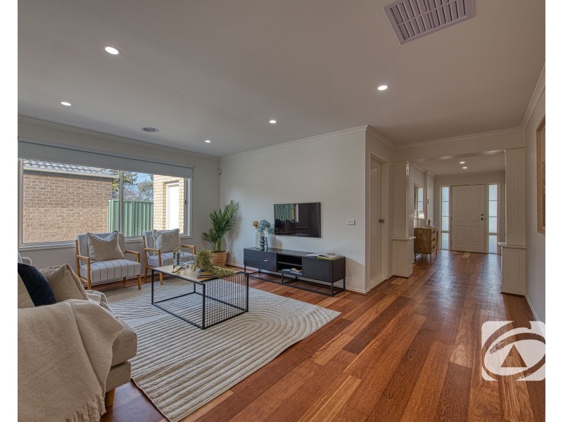9 Waterside Drive, Cranbourne East VIC 3977