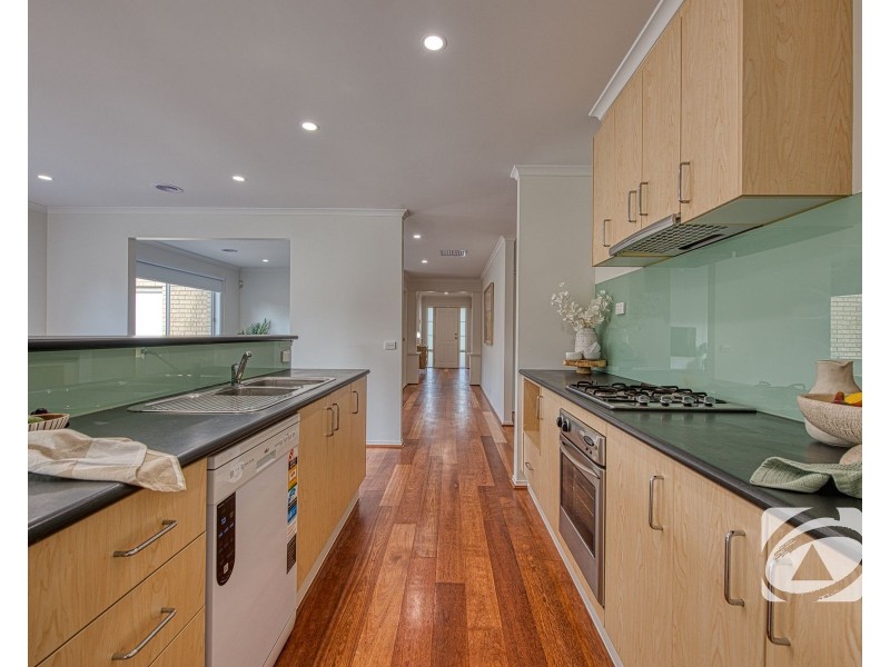 9 Waterside Drive, Cranbourne East VIC 3977