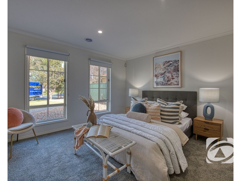 9 Waterside Drive, Cranbourne East VIC 3977