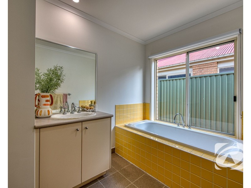 9 Waterside Drive, Cranbourne East VIC 3977