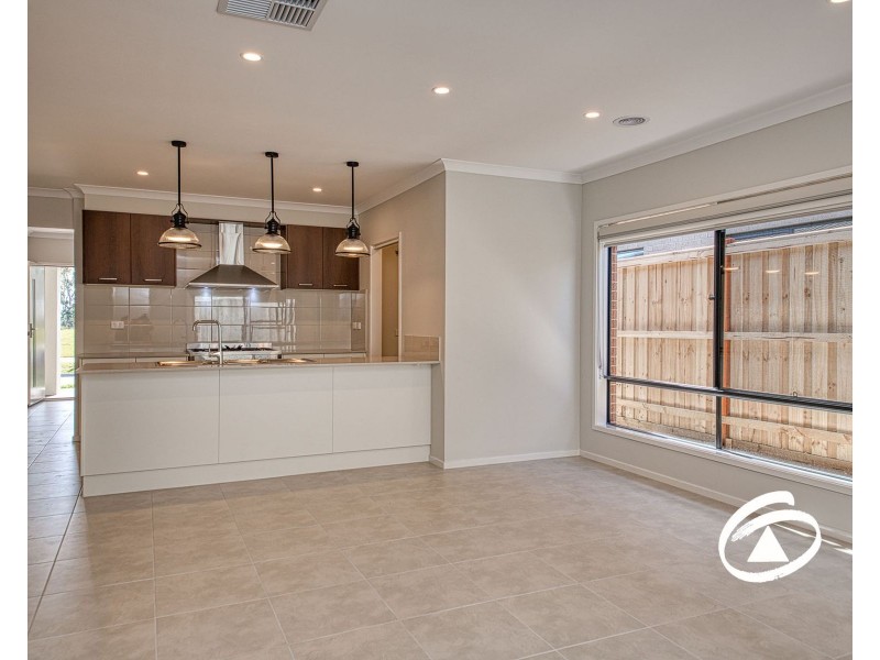 27 Cilroy Crescent, Cranbourne South VIC 3977