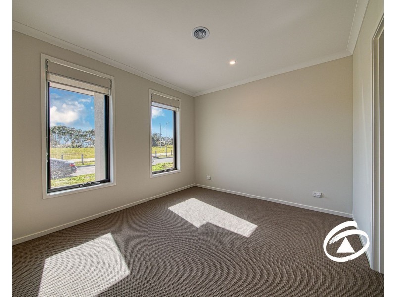 27 Cilroy Crescent, Cranbourne South VIC 3977