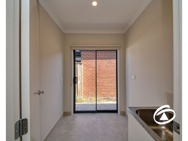 27 Cilroy Crescent, Cranbourne South VIC 3977