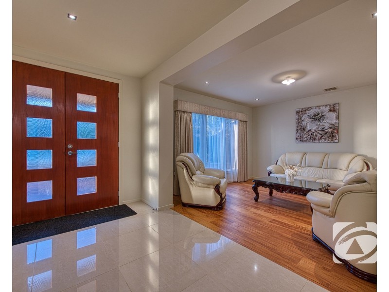 22 Cambridge Drive, Berwick VIC 3806