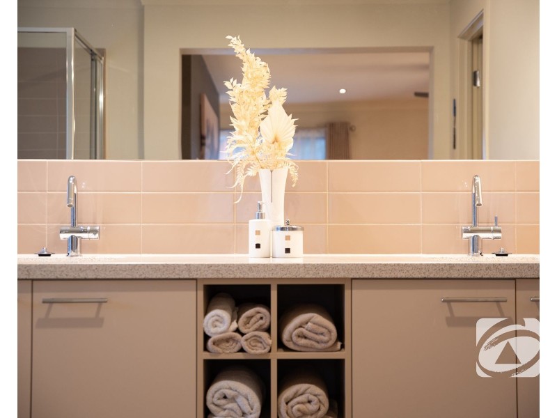 22 Cambridge Drive, Berwick VIC 3806