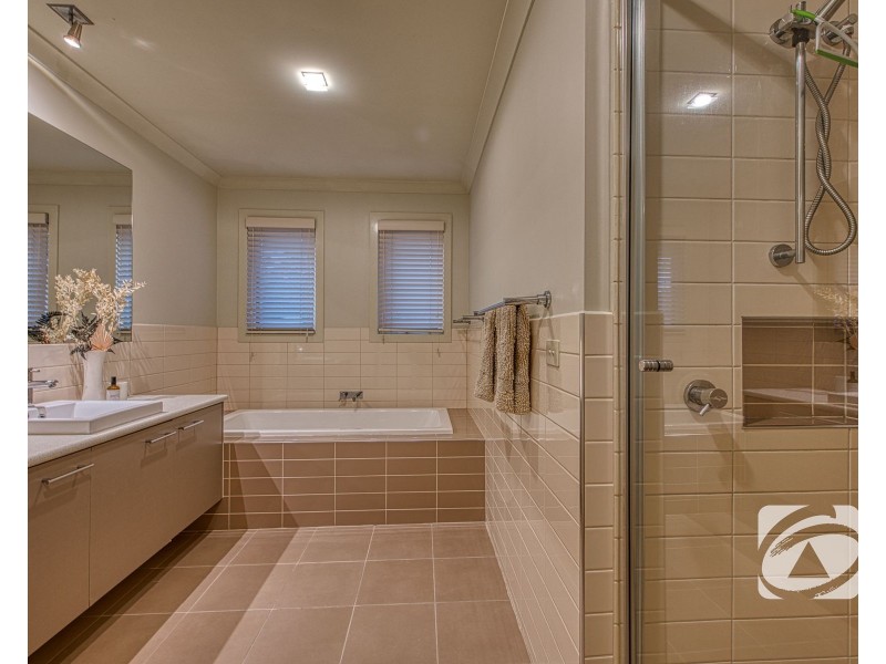 22 Cambridge Drive, Berwick VIC 3806