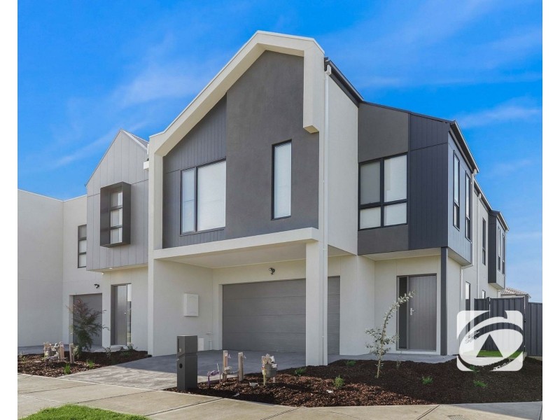 11 Shearjoy Loop, Clyde North VIC 3978