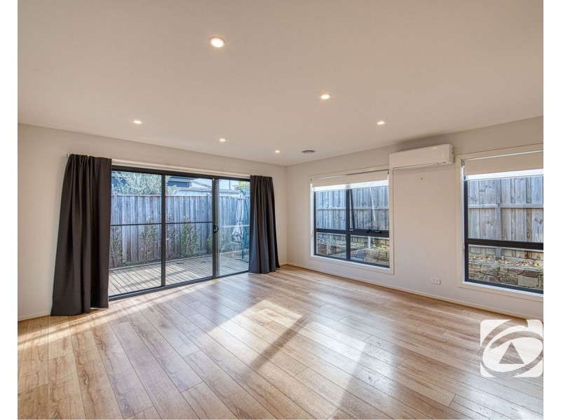 6 Anvil Way, Clyde North VIC 3978