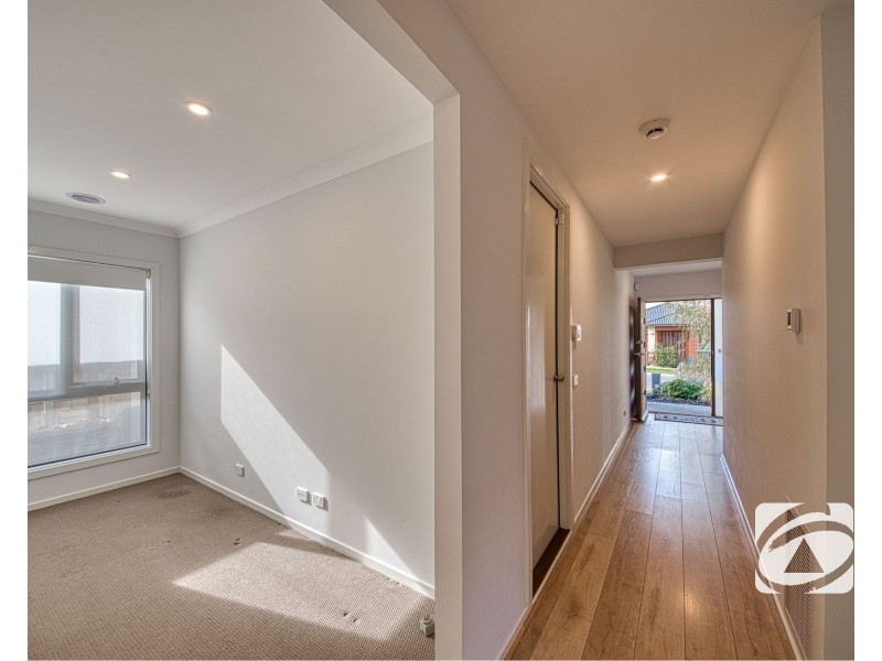 6 Anvil Way, Clyde North VIC 3978