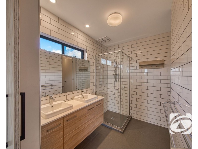 6 Anvil Way, Clyde North VIC 3978