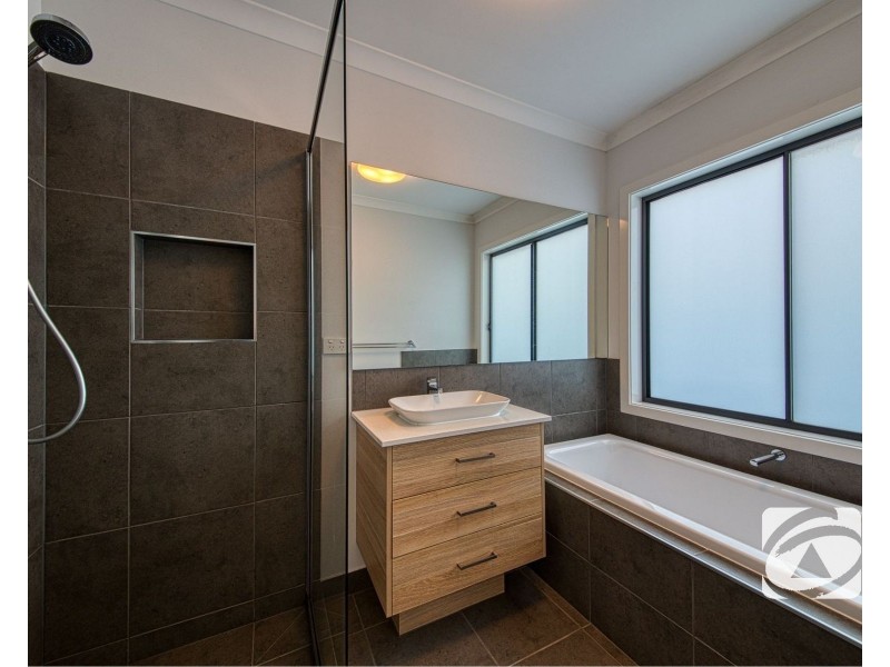 6 Anvil Way, Clyde North VIC 3978