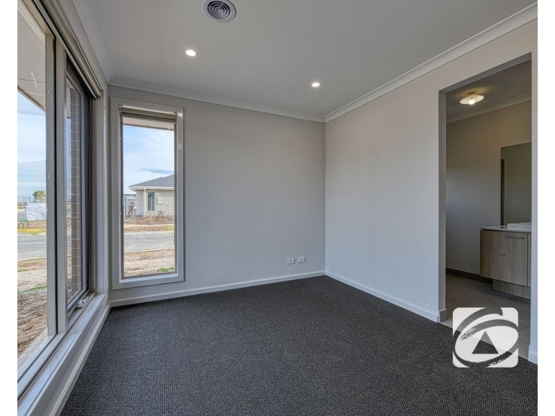 35 Carnmallum Drive, Clyde North VIC 3978