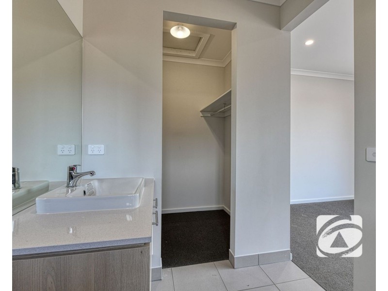 35 Carnmallum Drive, Clyde North VIC 3978