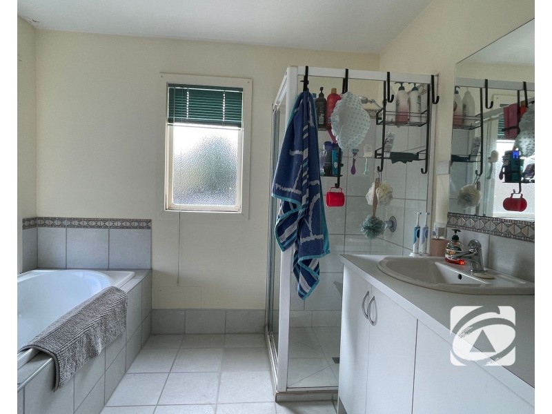 33 Cunneen Crescent, Berwick VIC 3806