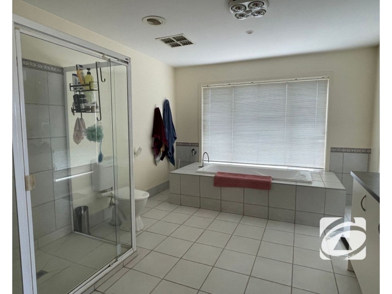 33 Cunneen Crescent, Berwick VIC 3806