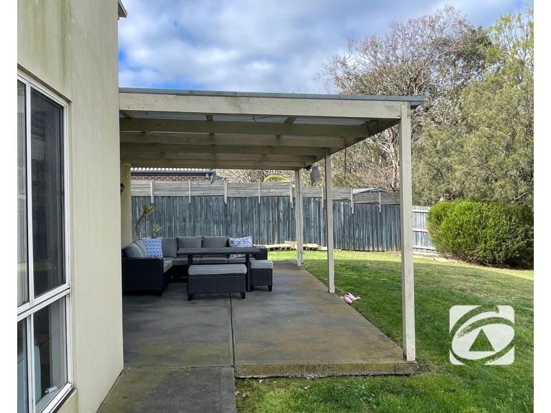 33 Cunneen Crescent, Berwick VIC 3806