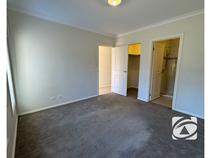 16 Godfrey Avenue, Cranbourne East VIC 3977