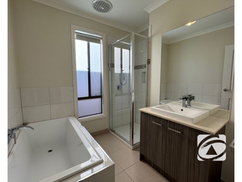 16 Godfrey Avenue, Cranbourne East VIC 3977