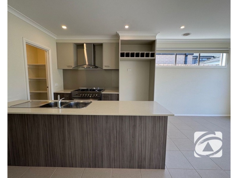 16 Godfrey Avenue, Cranbourne East VIC 3977