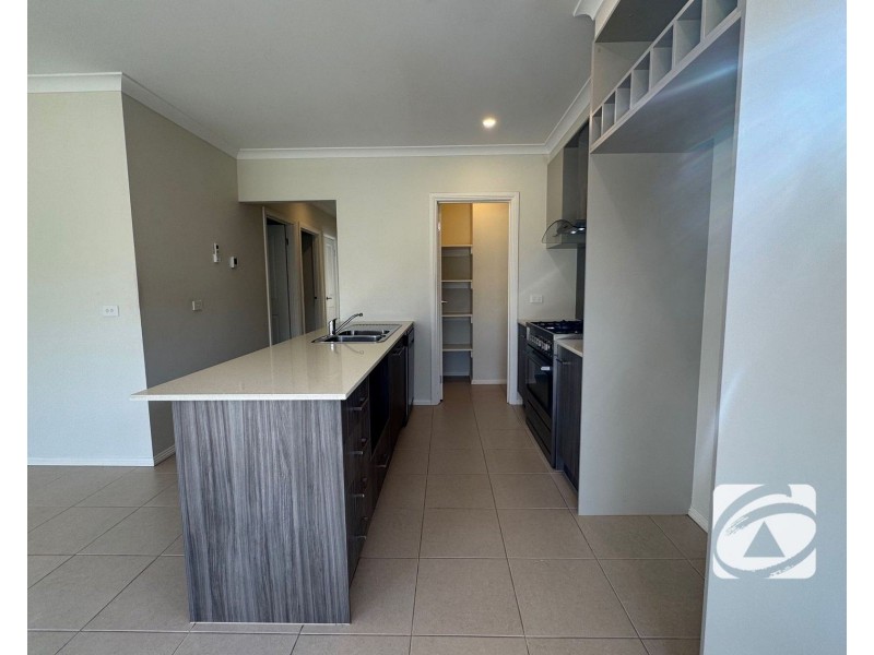 16 Godfrey Avenue, Cranbourne East VIC 3977