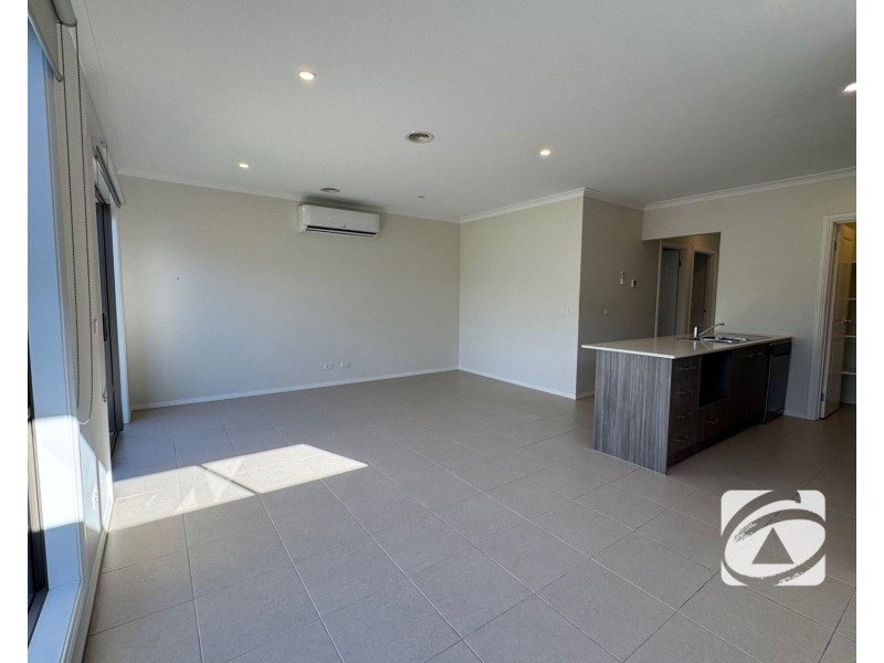 16 Godfrey Avenue, Cranbourne East VIC 3977