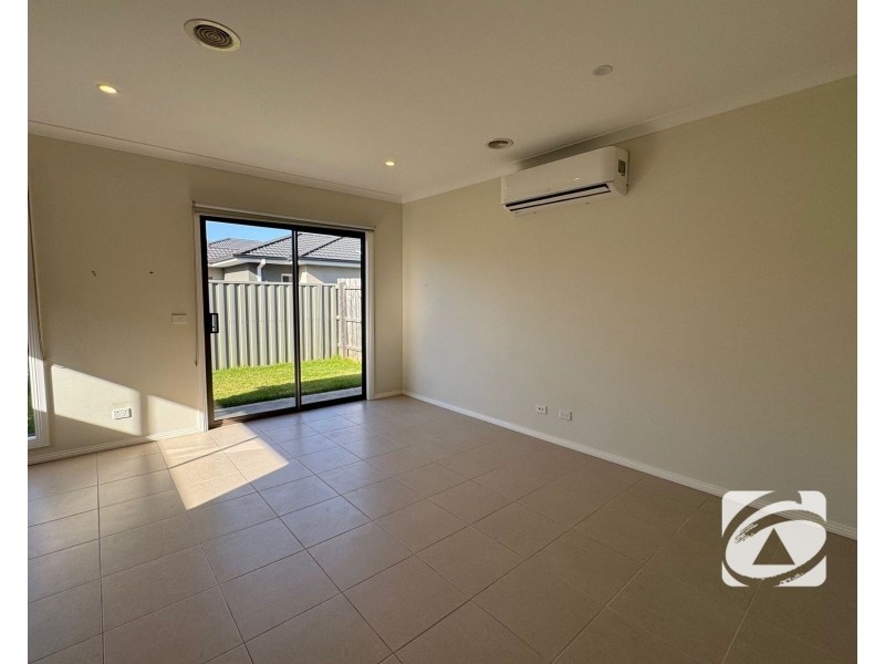 16 Godfrey Avenue, Cranbourne East VIC 3977